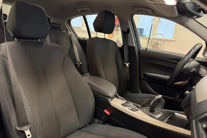 Grå BMW 118d fra 2018