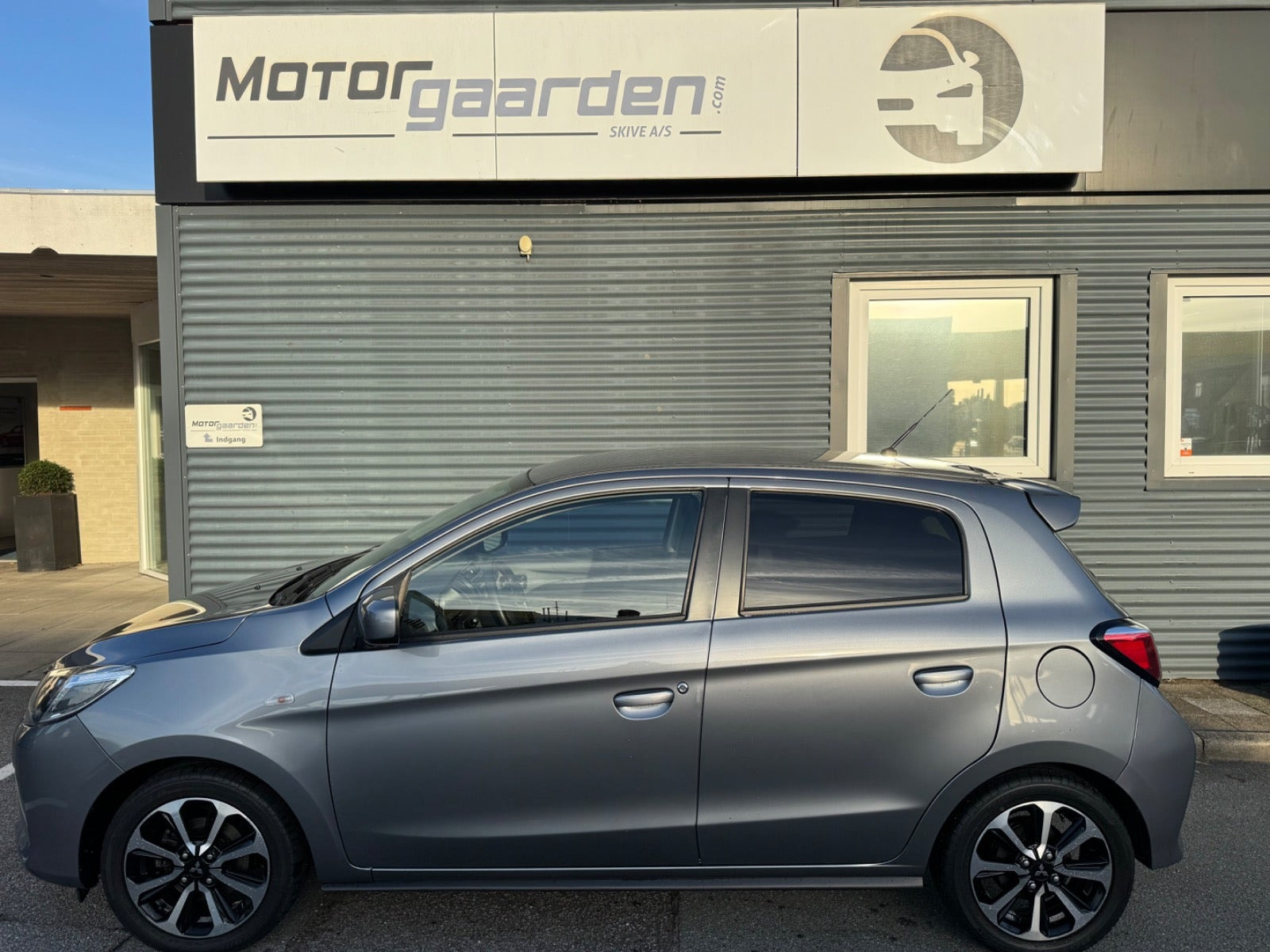 Grå Mitsubishi Space Star fra 2022