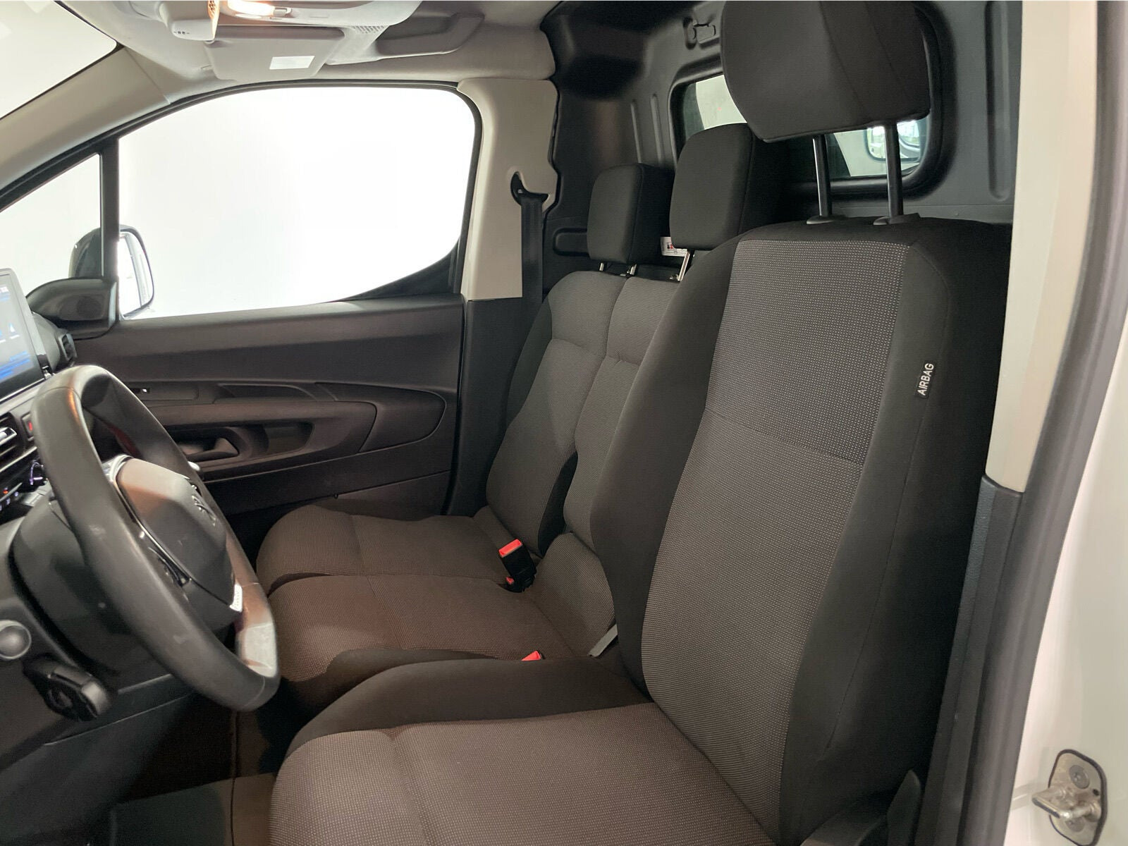 Hvid Peugeot Partner fra 2022