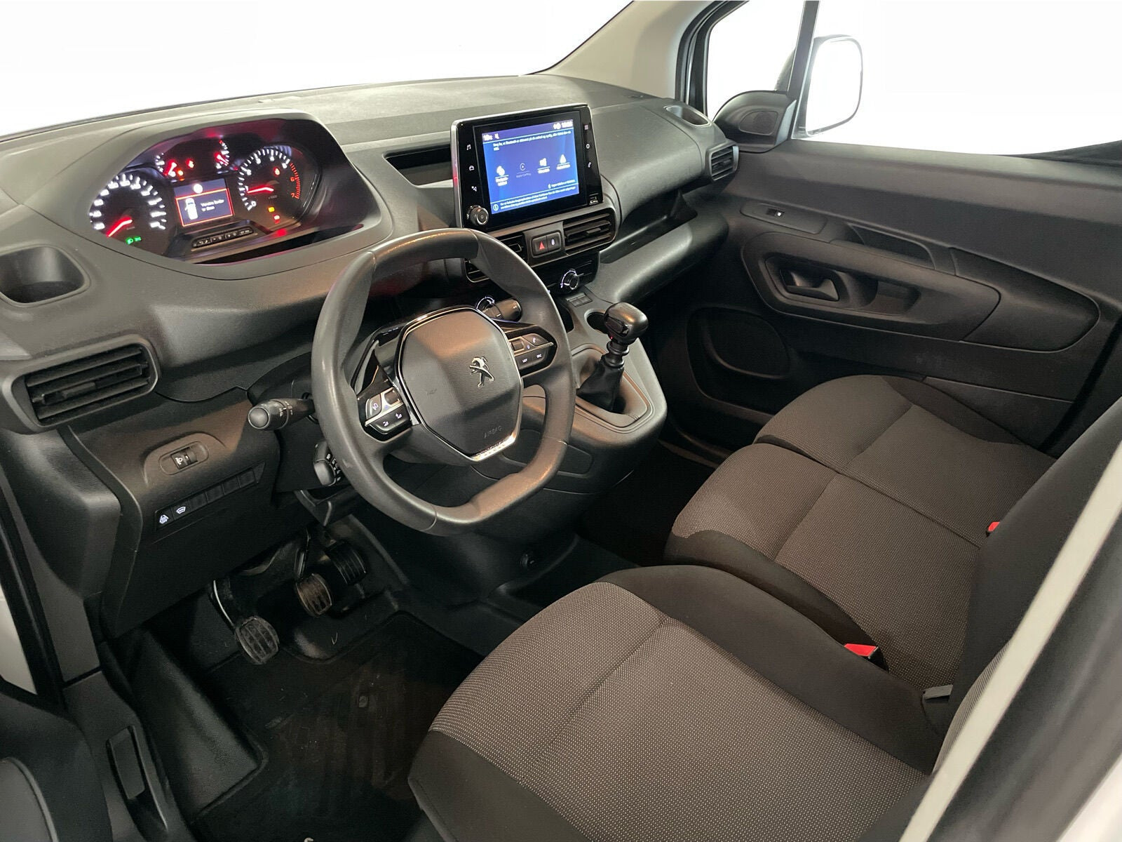 Hvid Peugeot Partner fra 2022