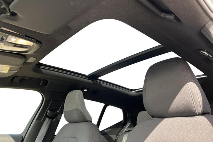 Grå Volvo EX40 fra 2025