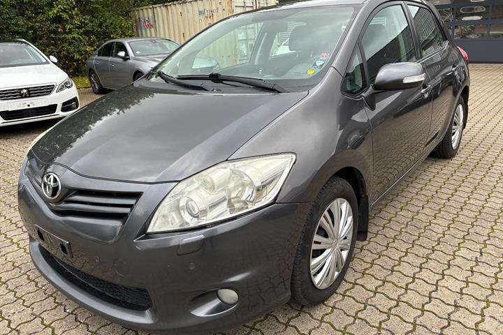 Grå Toyota Auris fra 2011
