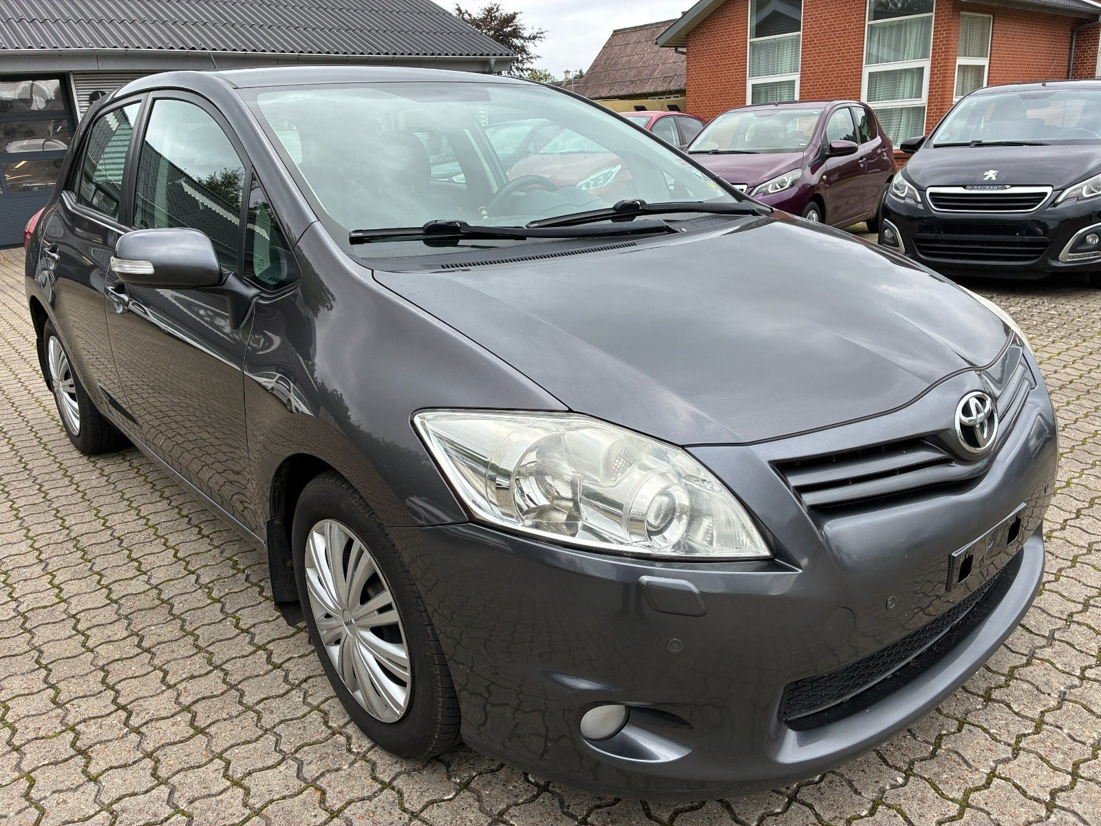 Grå Toyota Auris fra 2011