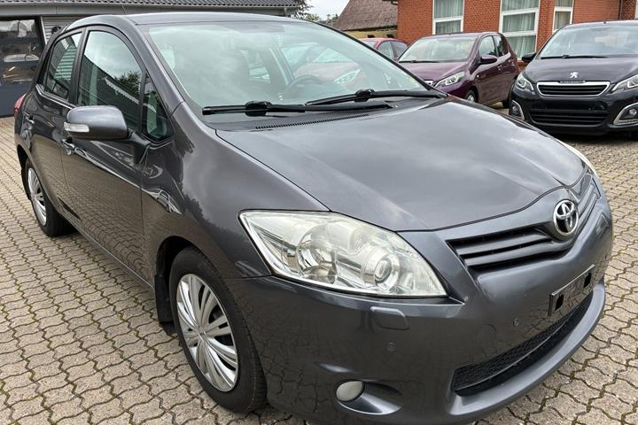 Grå Toyota Auris fra 2011