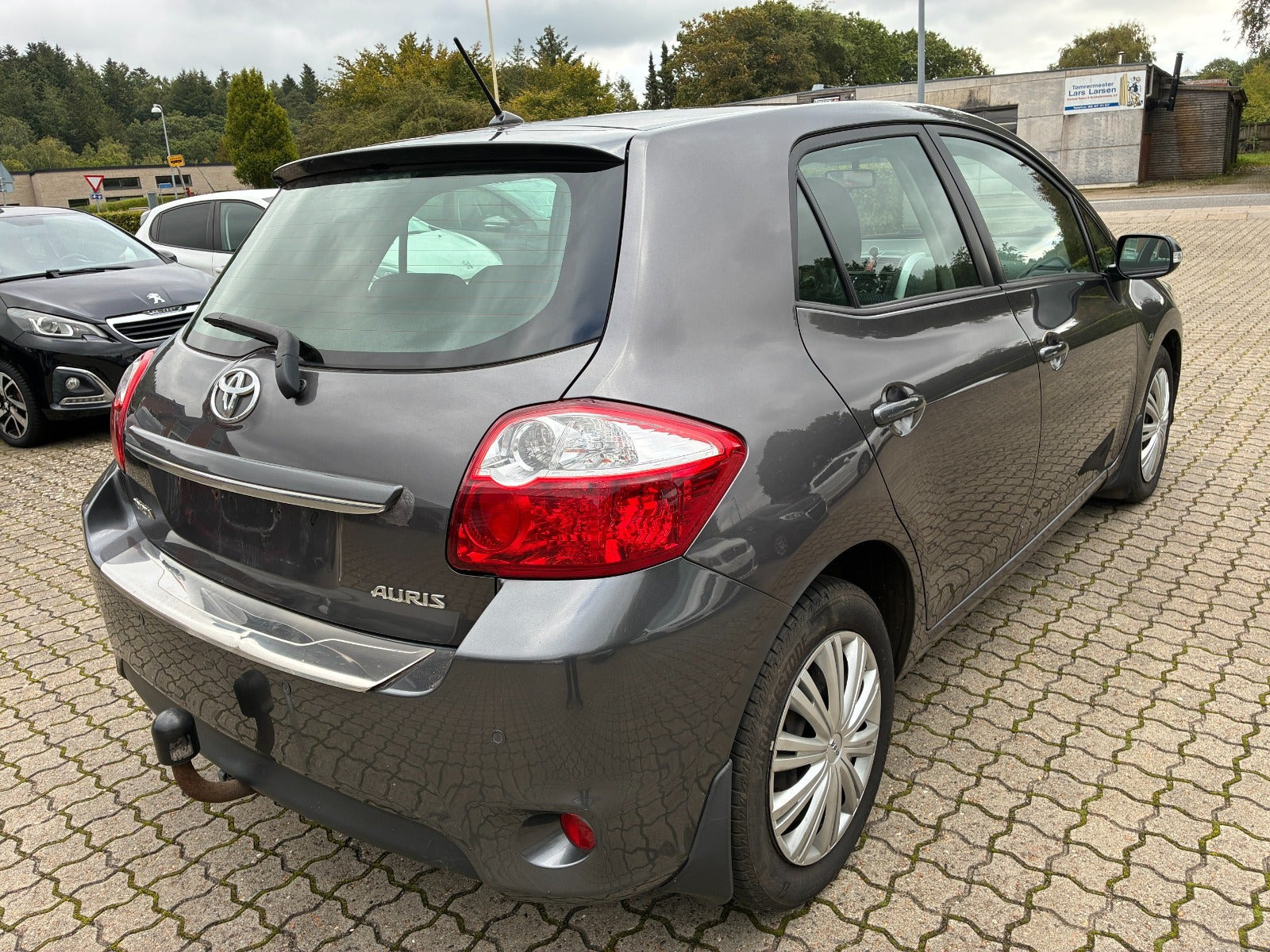 Grå Toyota Auris fra 2011