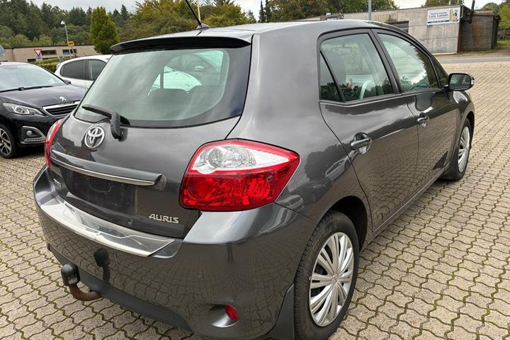 Grå Toyota Auris fra 2011
