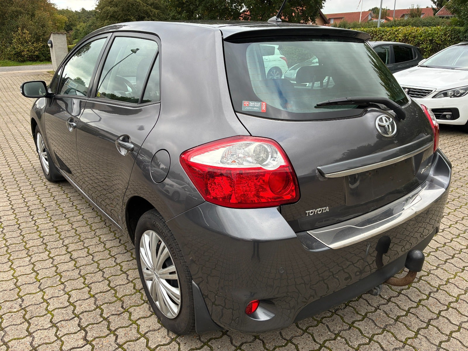 Grå Toyota Auris fra 2011