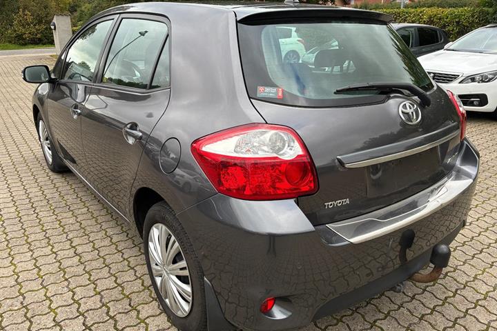 Grå Toyota Auris fra 2011