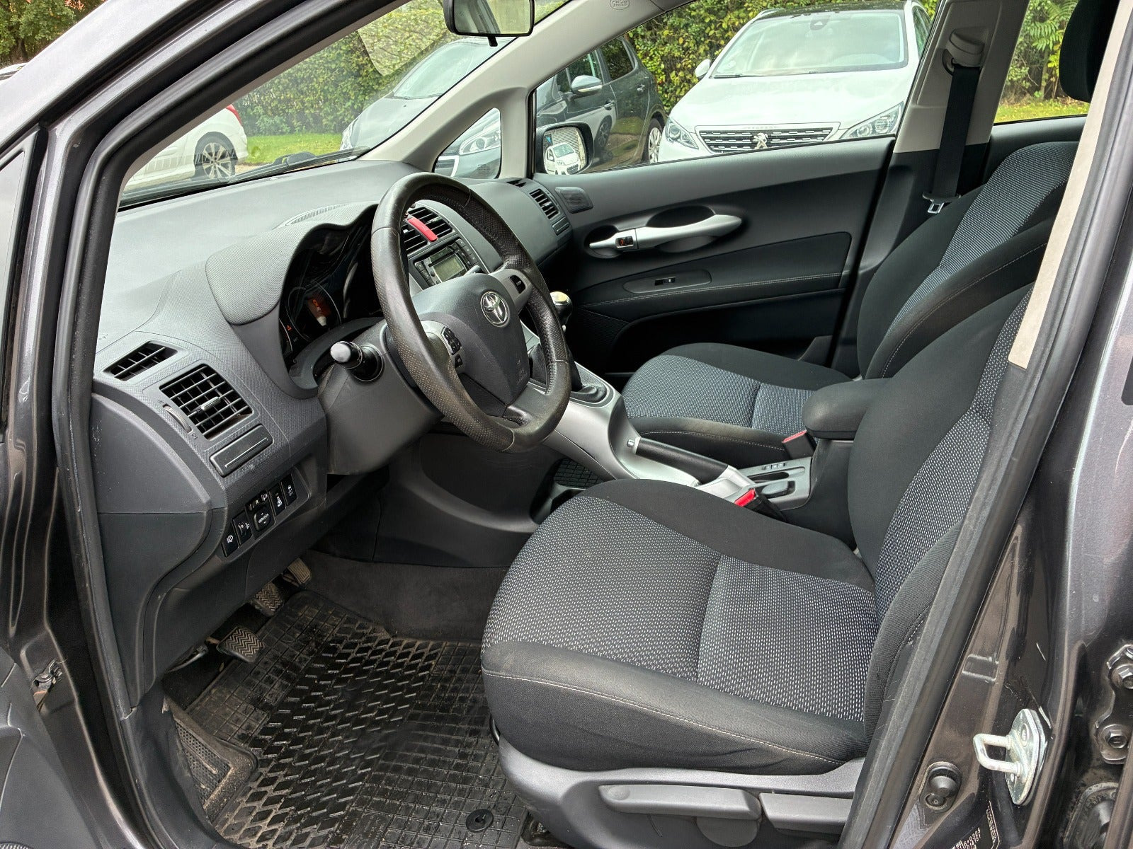 Grå Toyota Auris fra 2011