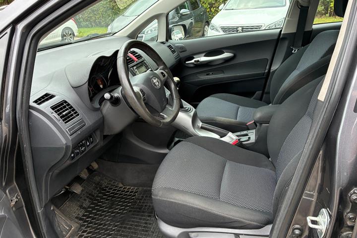 Grå Toyota Auris fra 2011