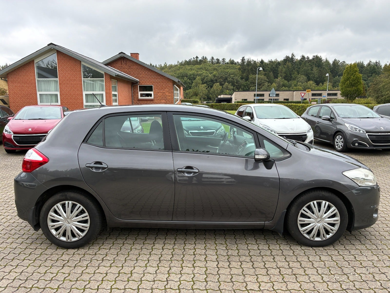 Grå Toyota Auris fra 2011
