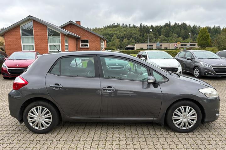Grå Toyota Auris fra 2011