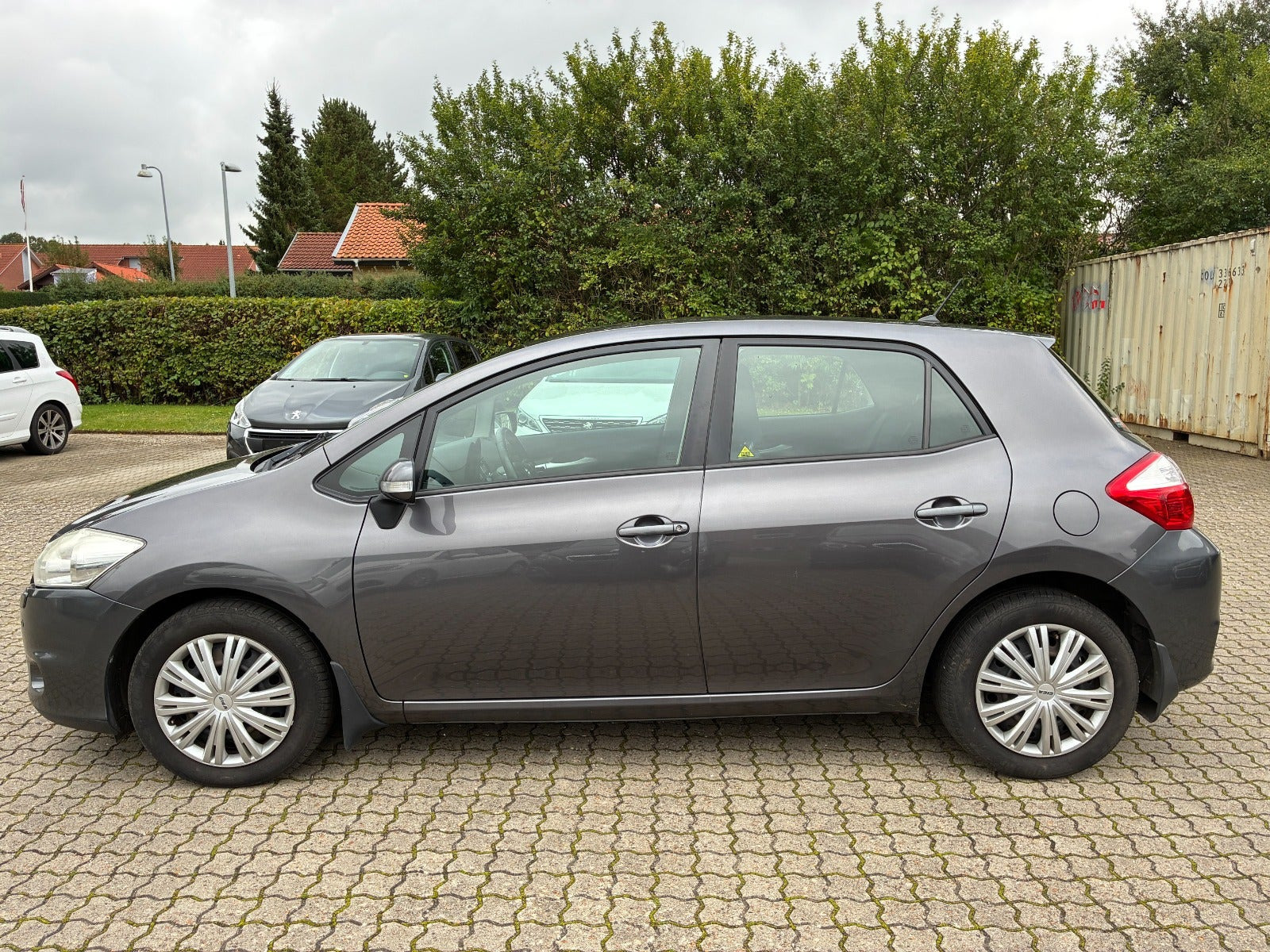 Grå Toyota Auris fra 2011