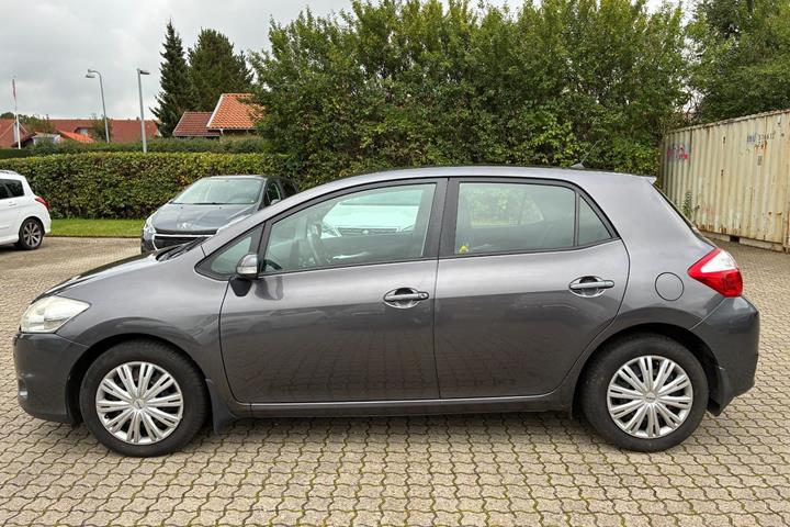 Grå Toyota Auris fra 2011