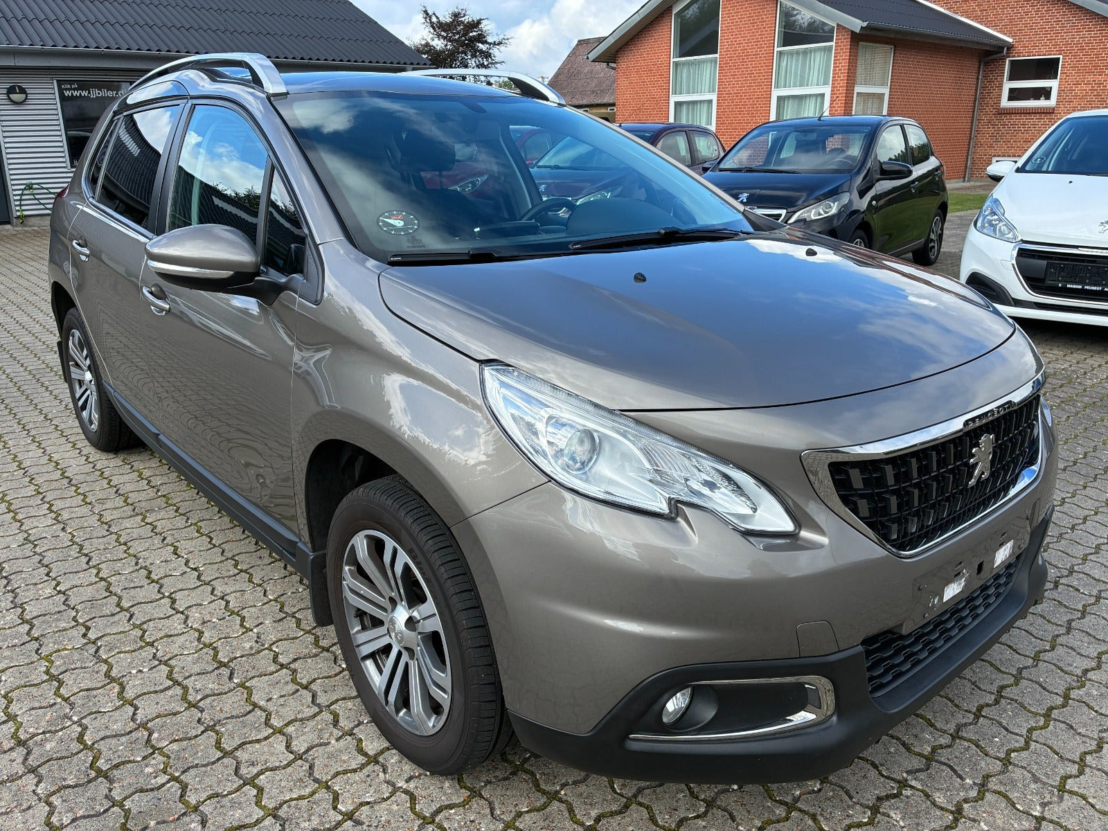 Orange Peugeot 2008 fra 2017