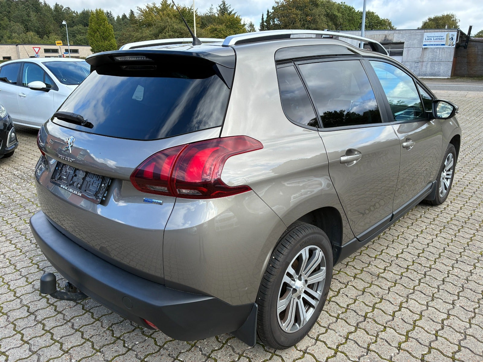 Orange Peugeot 2008 fra 2017