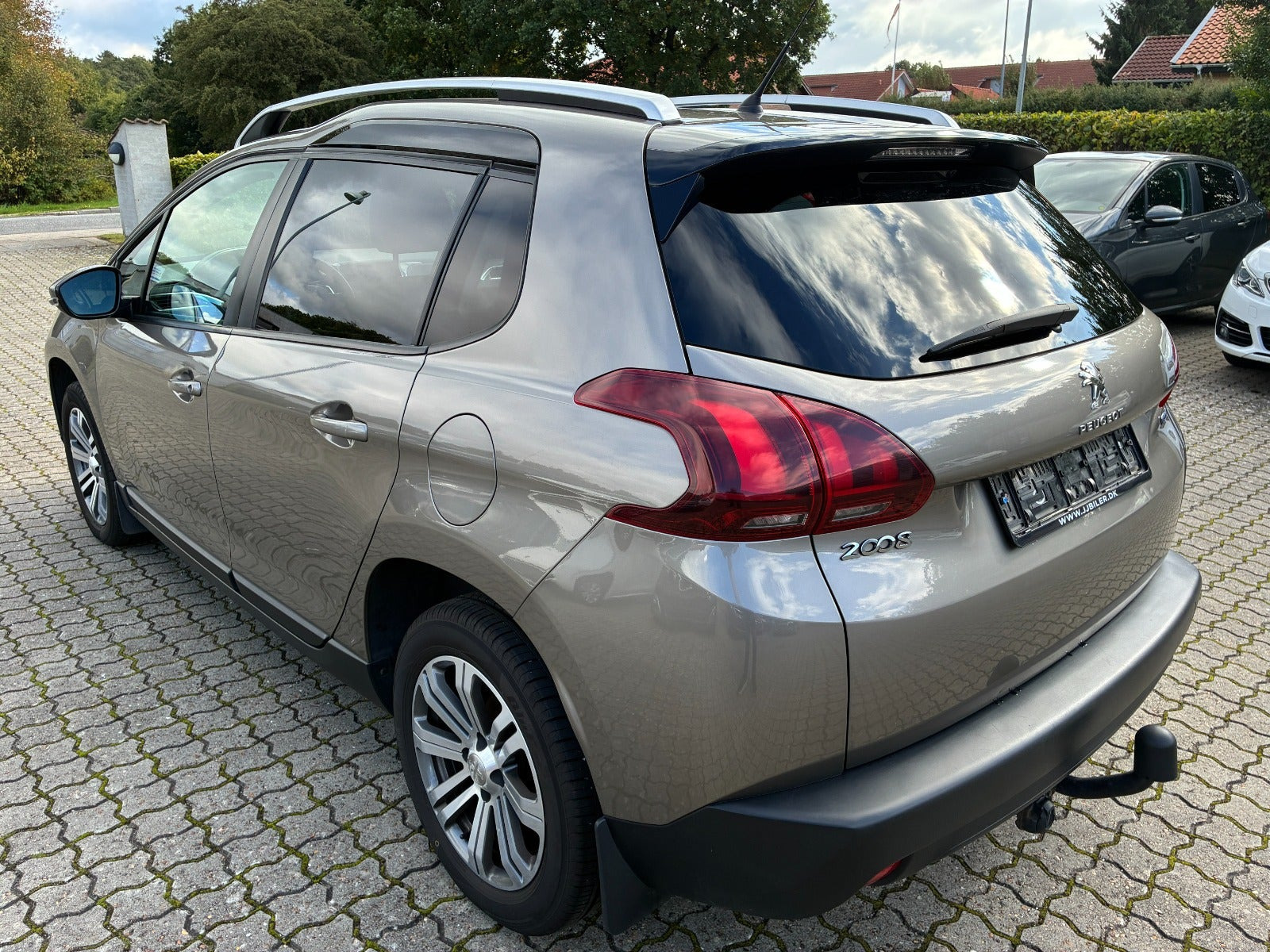 Orange Peugeot 2008 fra 2017