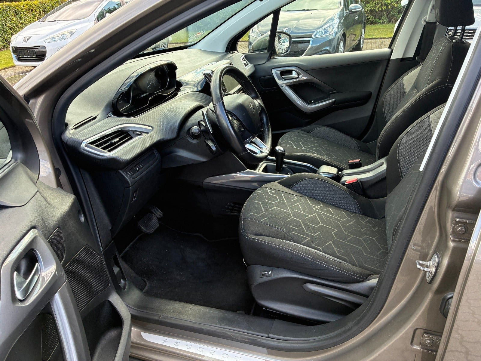 Orange Peugeot 2008 fra 2017