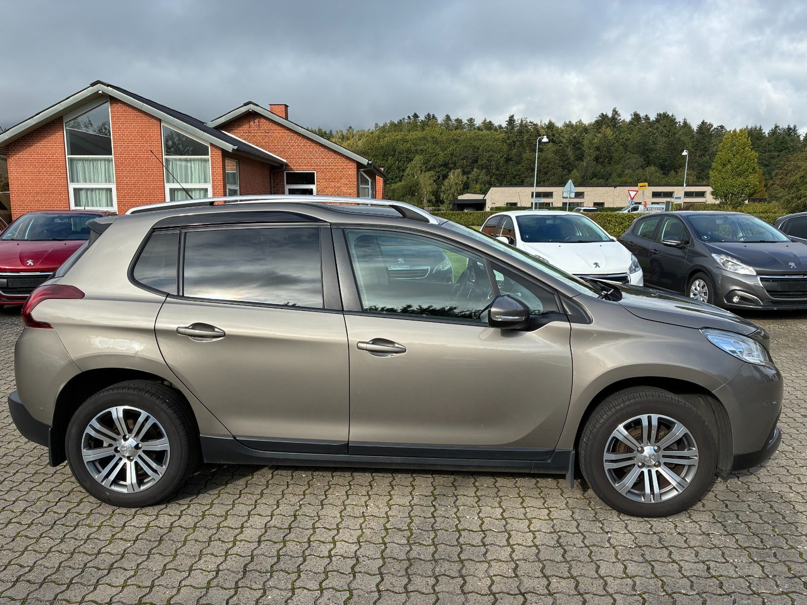 Orange Peugeot 2008 fra 2017