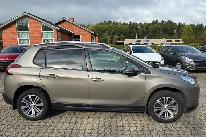 Orange Peugeot 2008 fra 2017