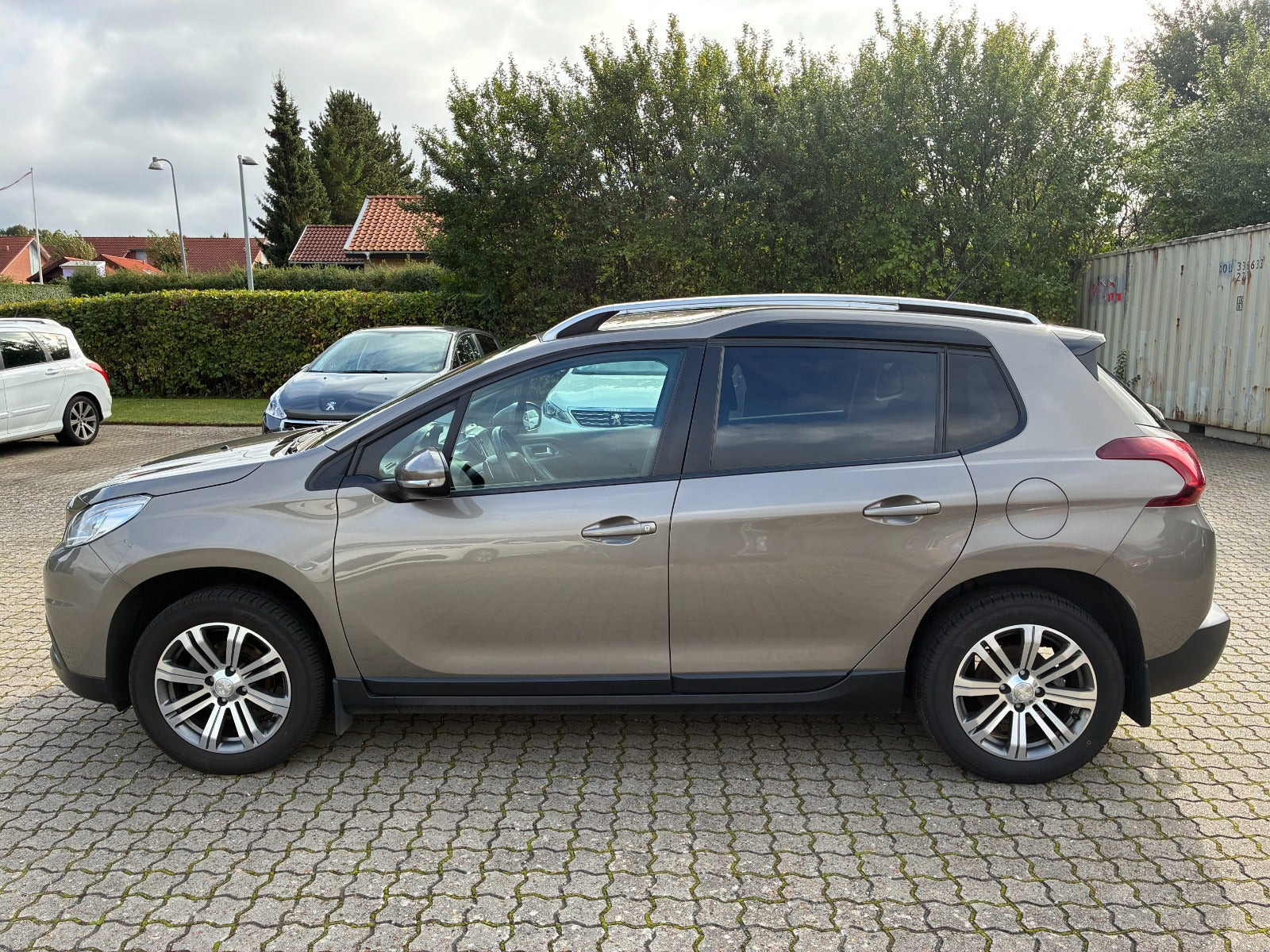 Orange Peugeot 2008 fra 2017