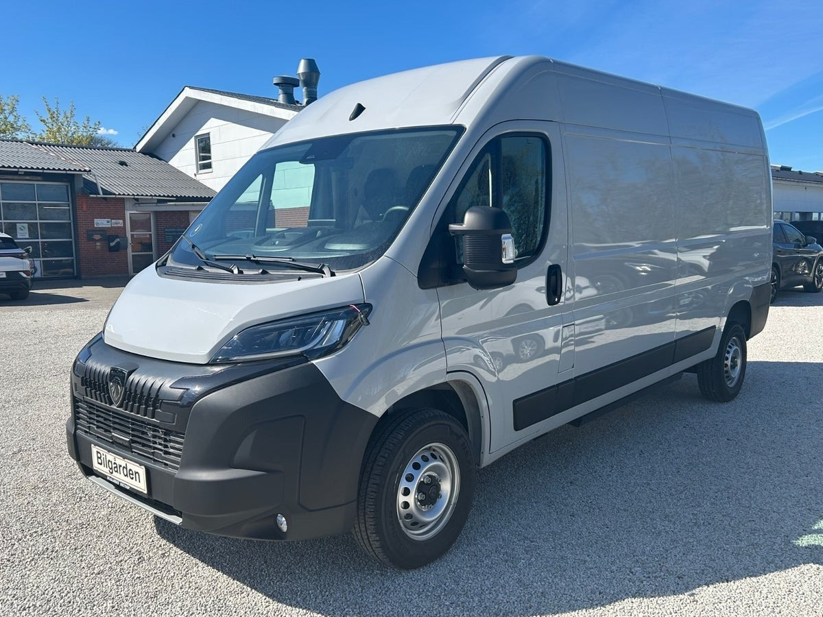 Hvid Peugeot e-Boxer 440 fra 2024