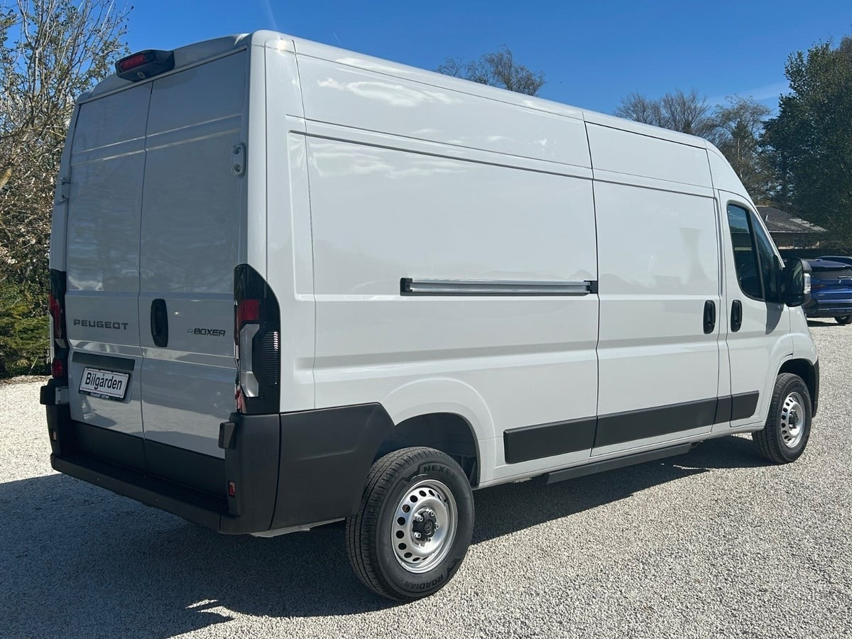 Hvid Peugeot e-Boxer 440 fra 2024