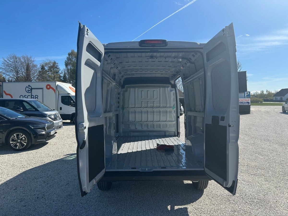 Hvid Peugeot e-Boxer 440 fra 2024