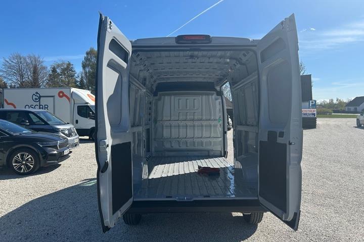 Hvid Peugeot e-Boxer 440 fra 2024