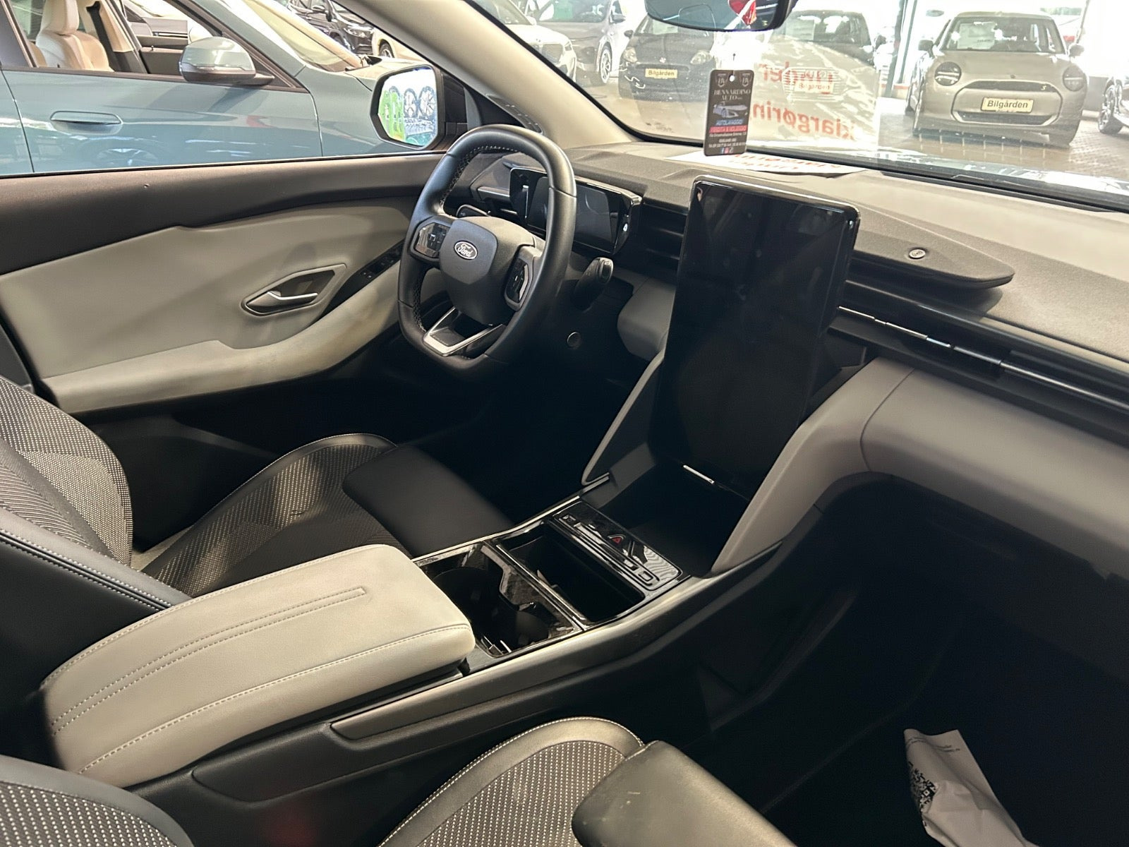 Sort Ford Explorer fra 2025