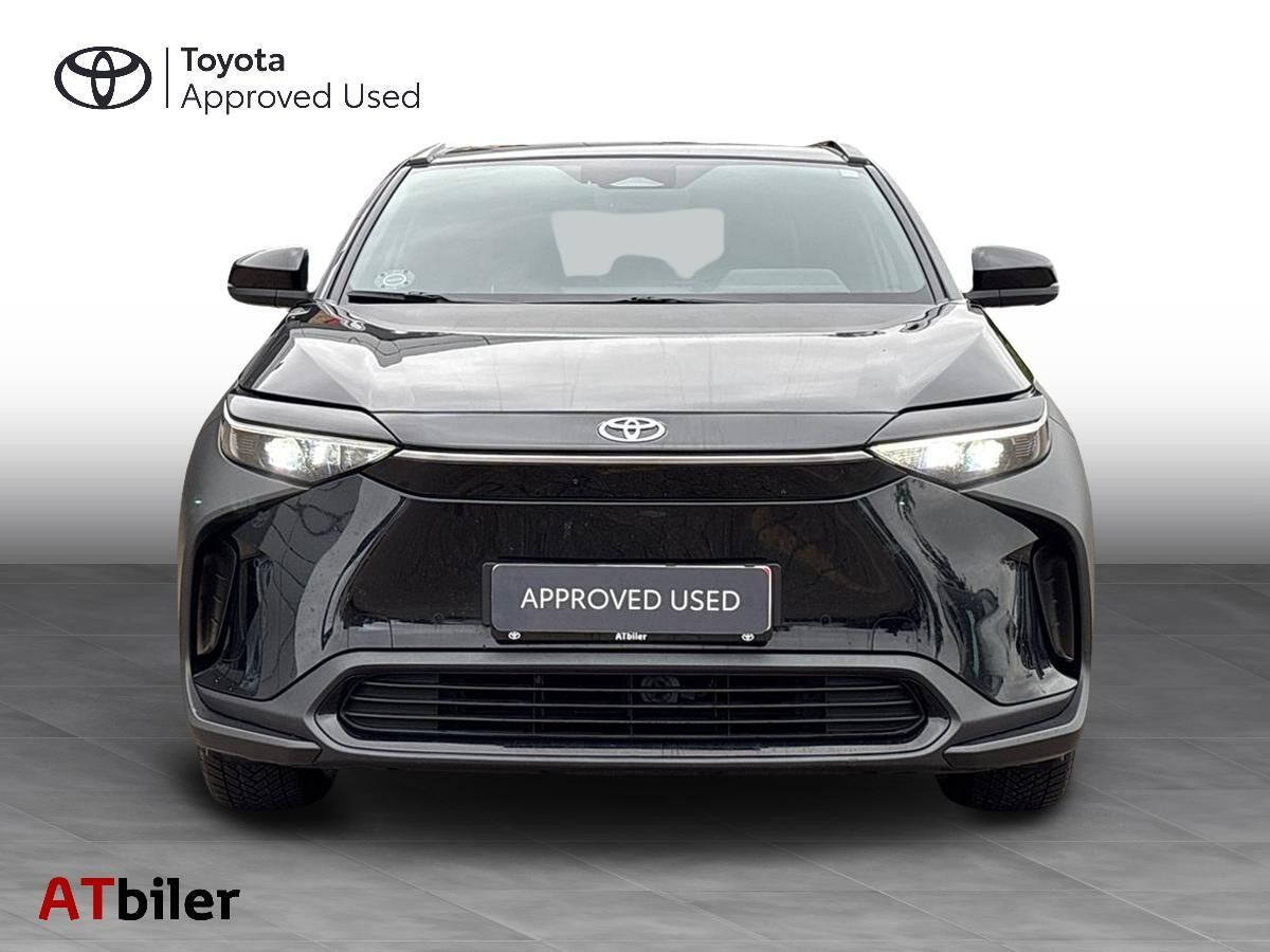 Sort Toyota BZ4X fra 2023