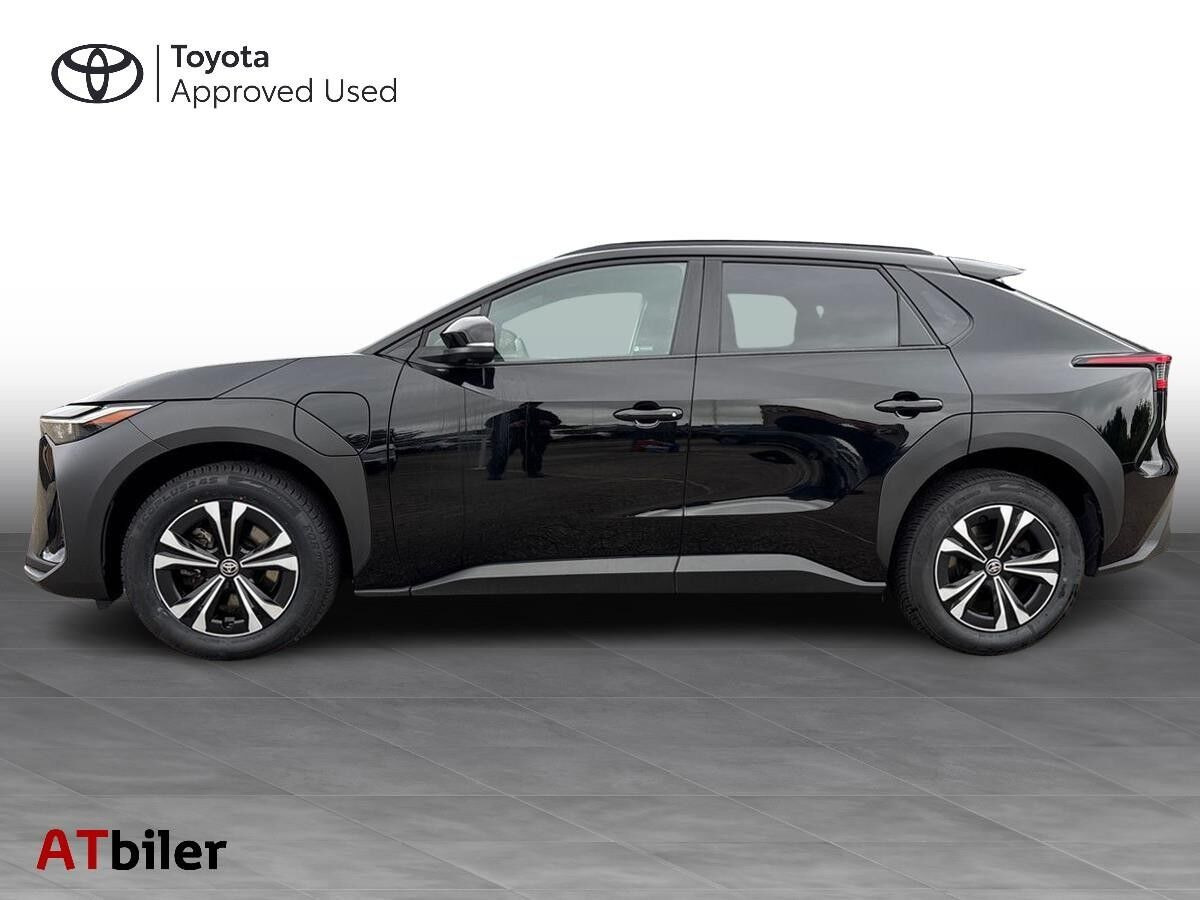 Sort Toyota BZ4X fra 2023