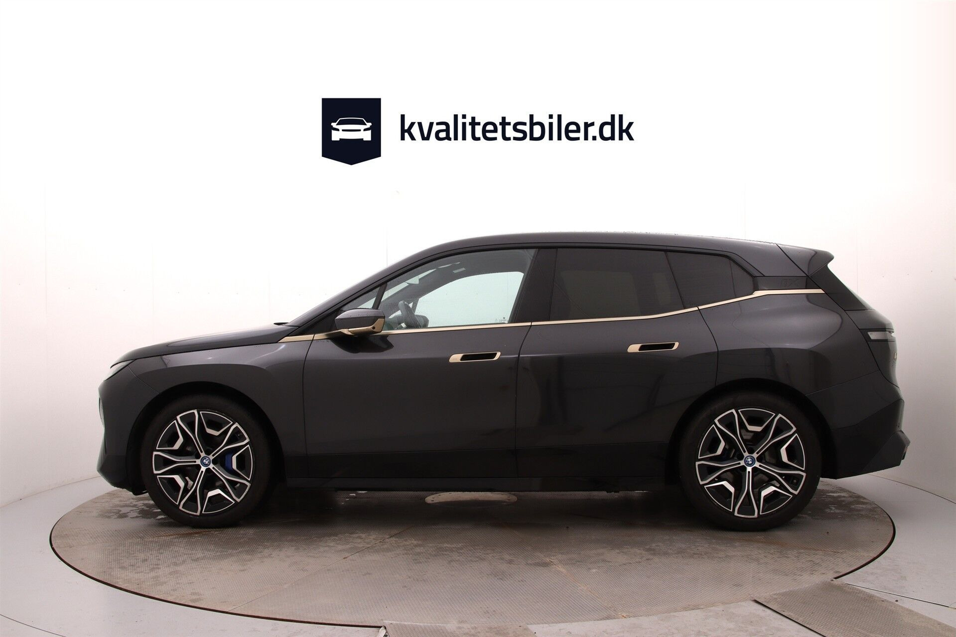 Grå BMW iX fra 2021