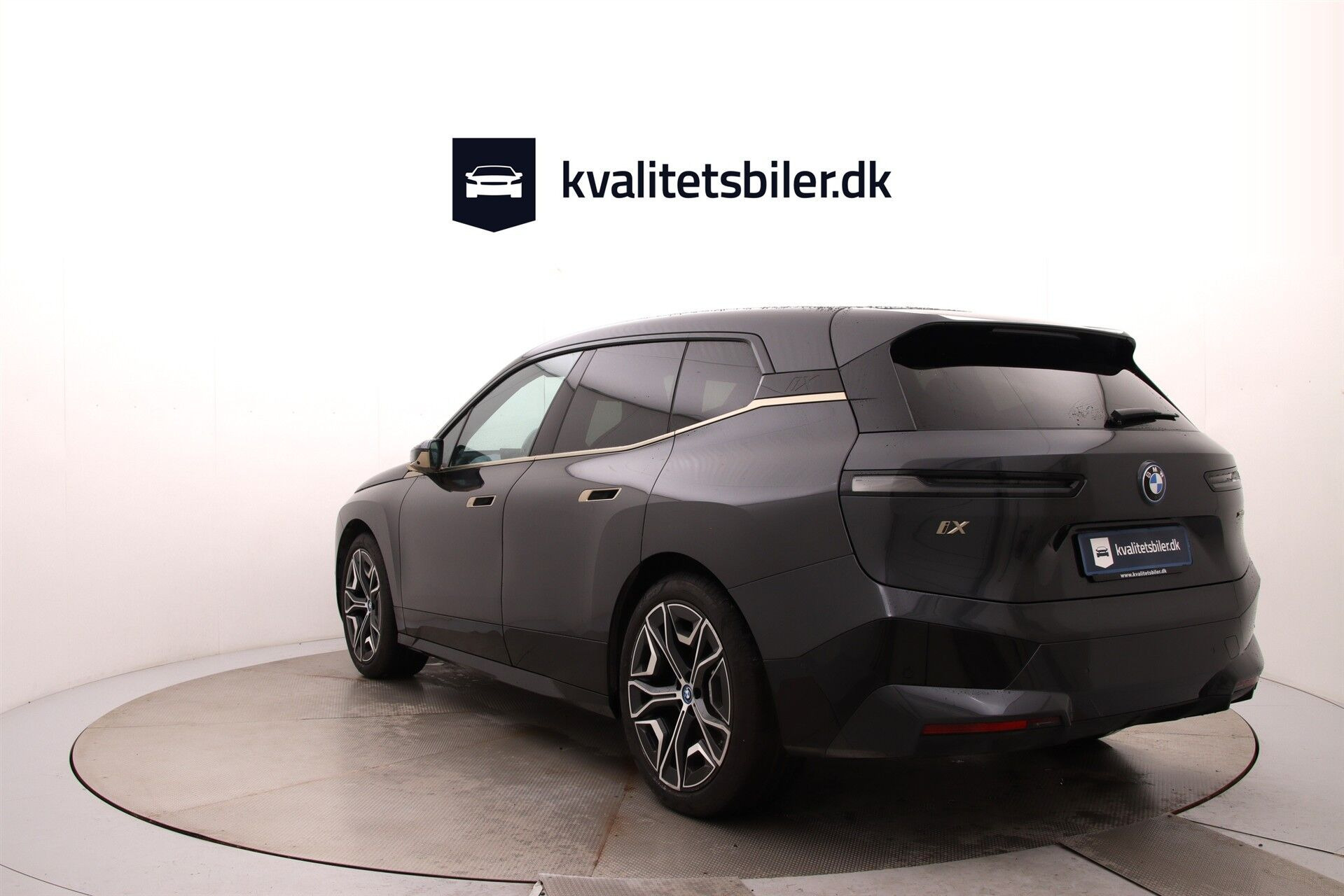 Grå BMW iX fra 2021
