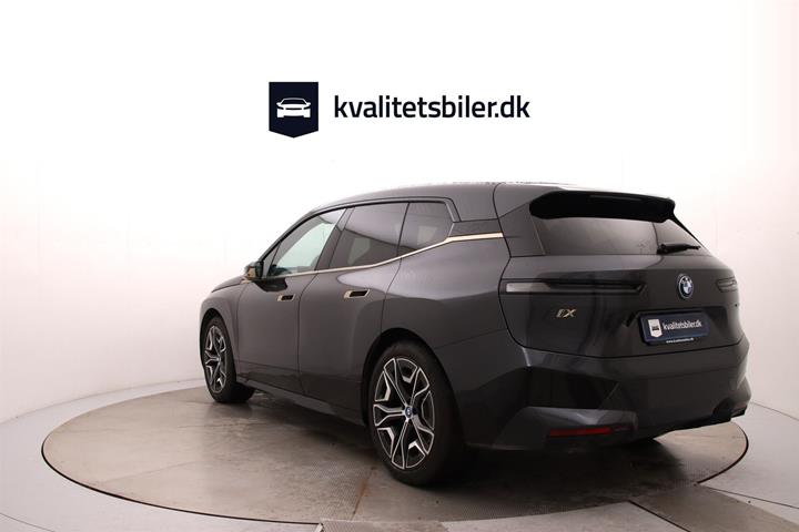 Grå BMW iX fra 2021