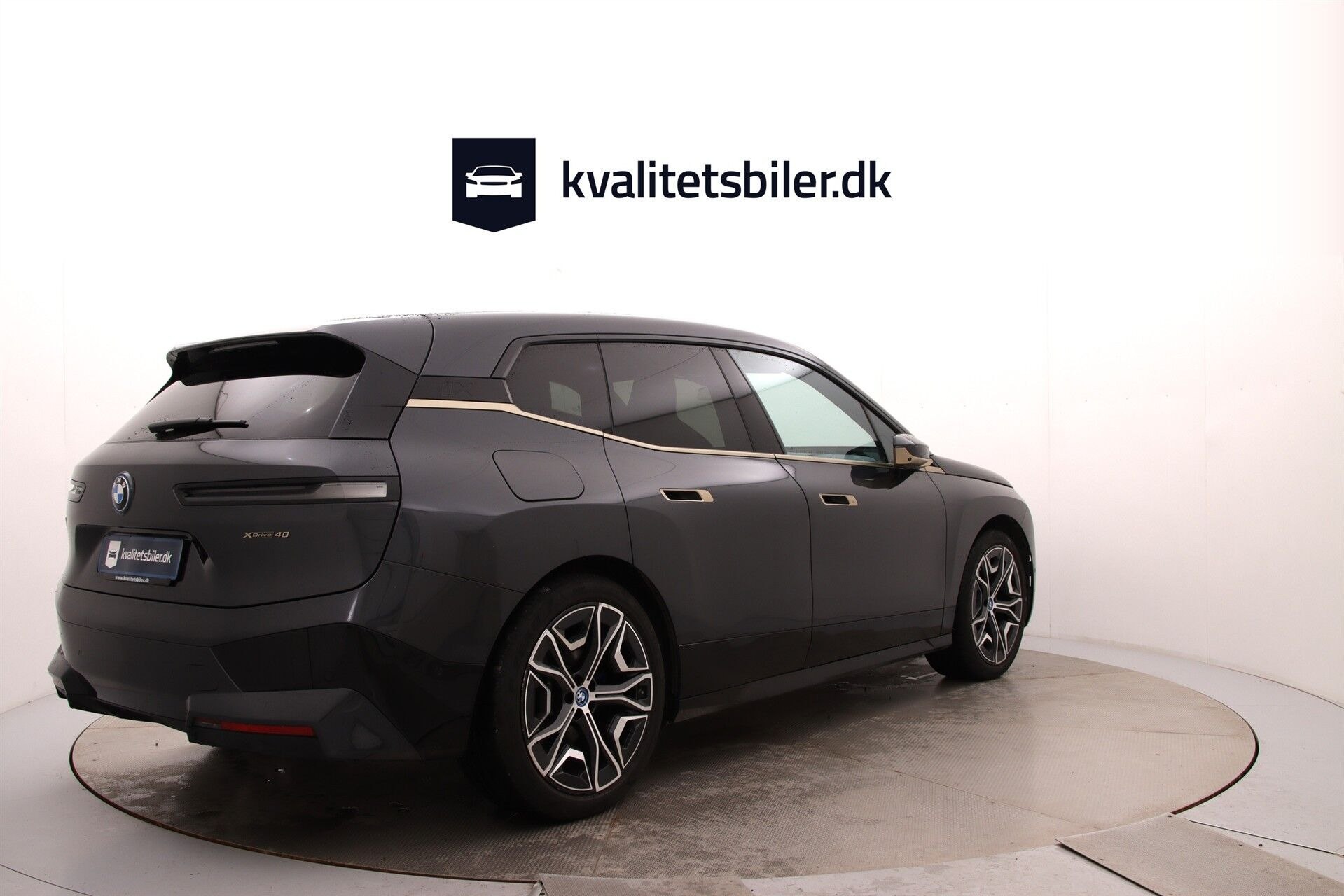 Grå BMW iX fra 2021
