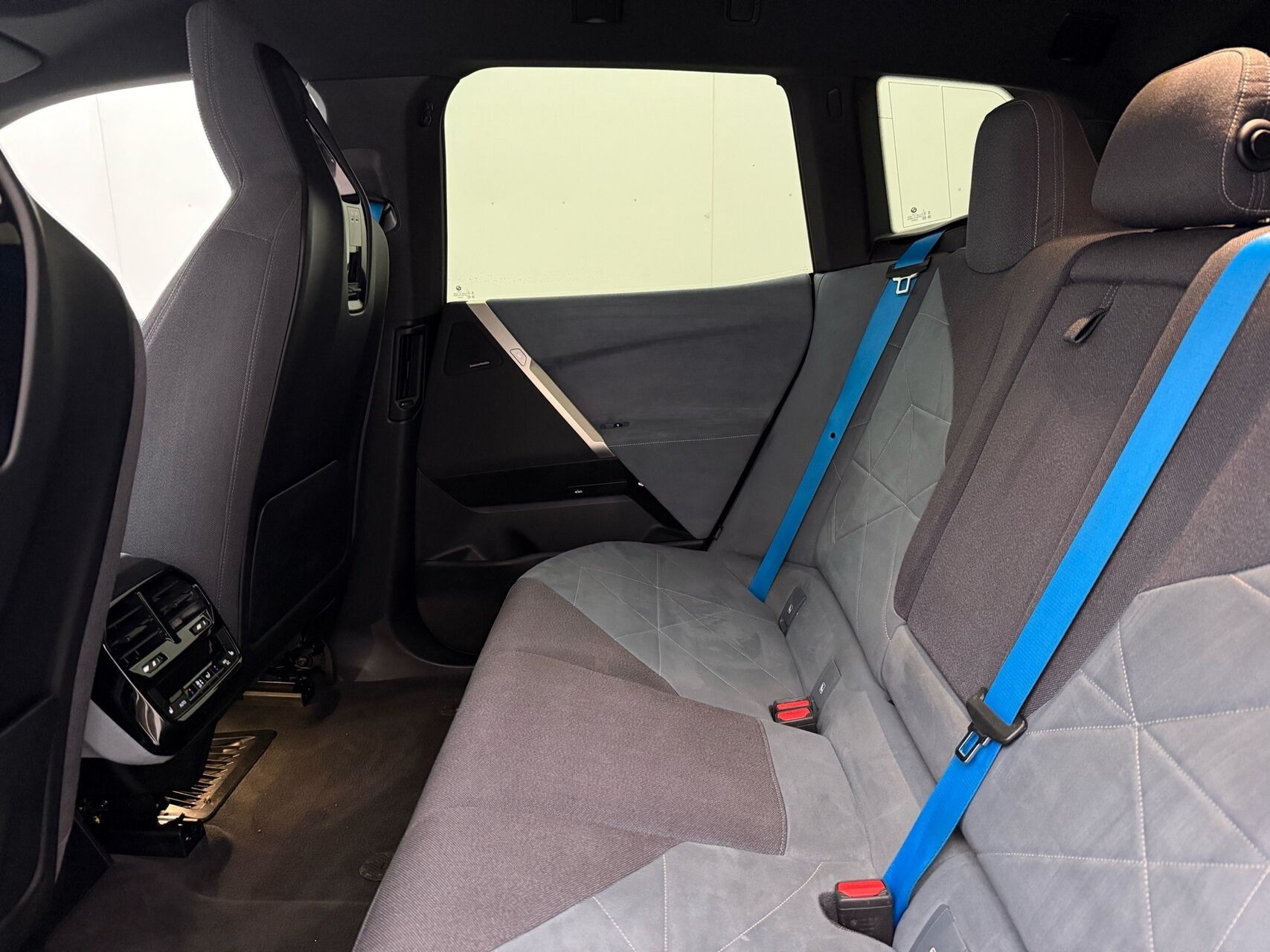 Grå BMW iX fra 2021