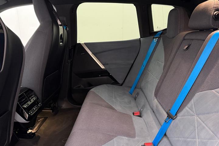 Grå BMW iX fra 2021