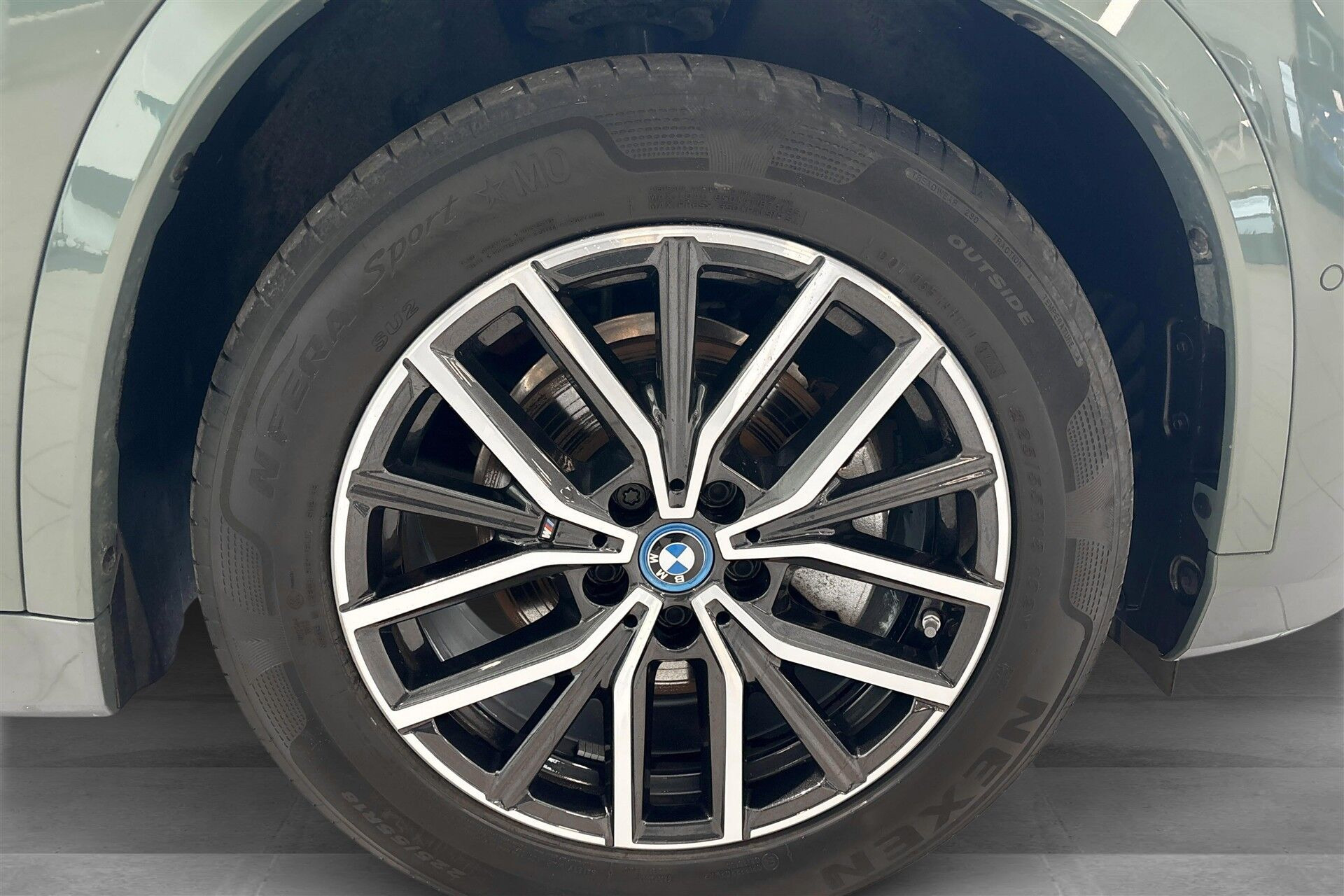 Grøn BMW iX1 fra 2025
