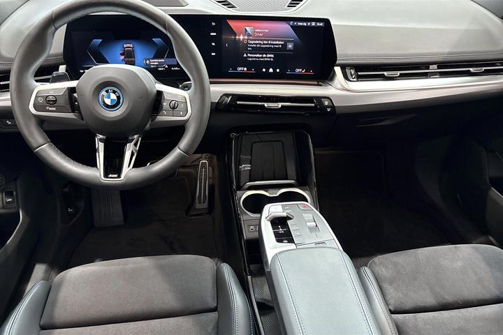 Grøn BMW iX1 fra 2025