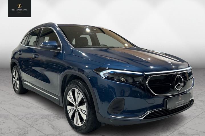 Blå Mercedes EQA300 fra 2023 set udefra