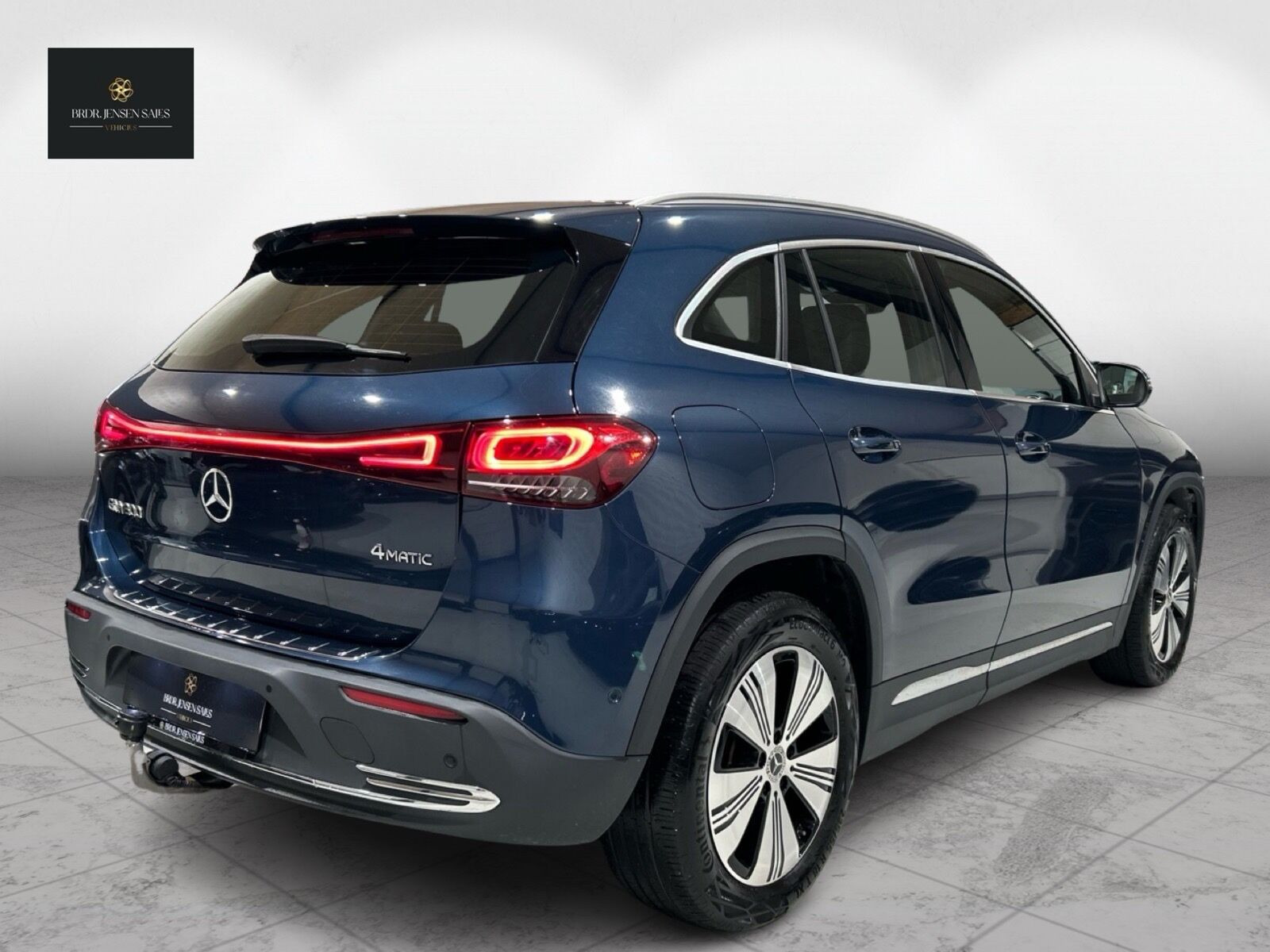 Blå Mercedes EQA300 fra 2023