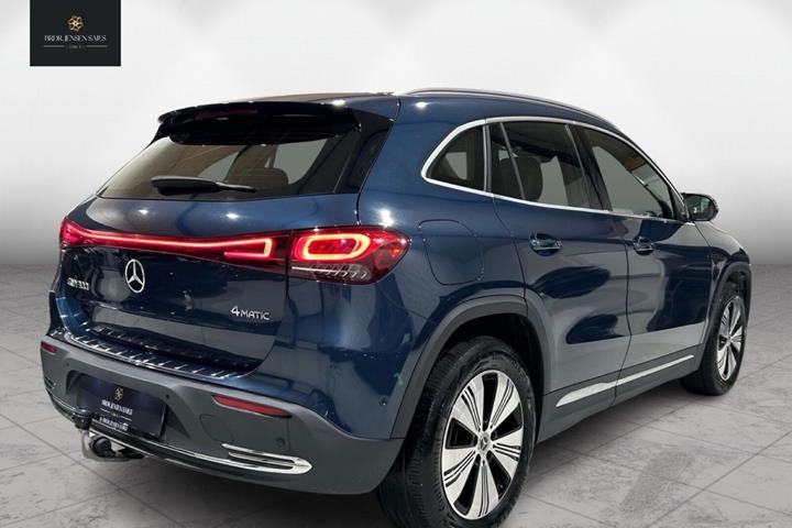 Blå Mercedes EQA300 fra 2023