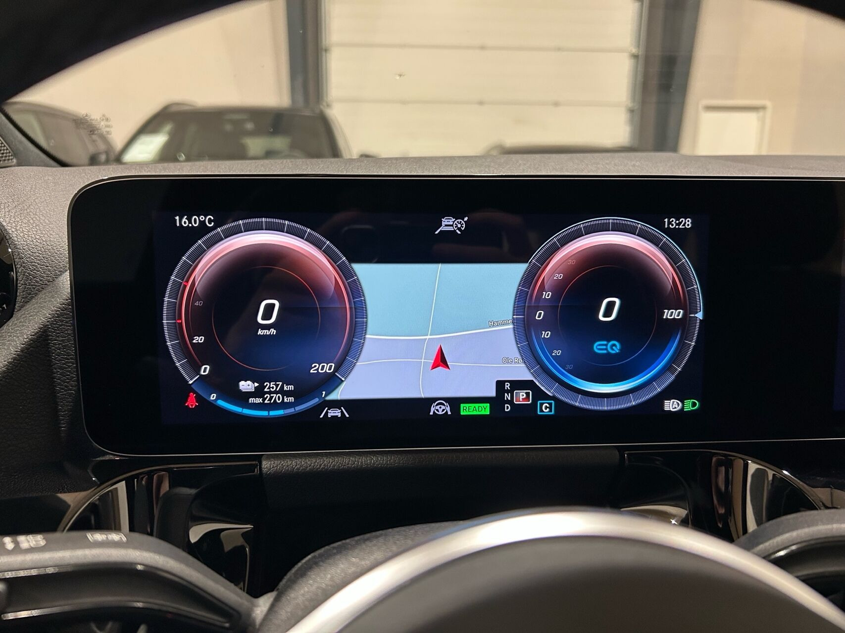 Blå Mercedes EQA300 fra 2023