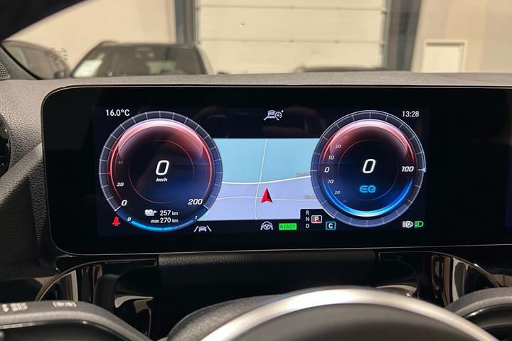 Blå Mercedes EQA300 fra 2023
