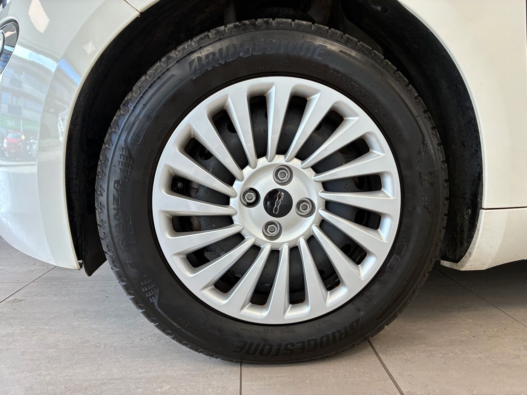 Hvid Fiat 500e fra 2023