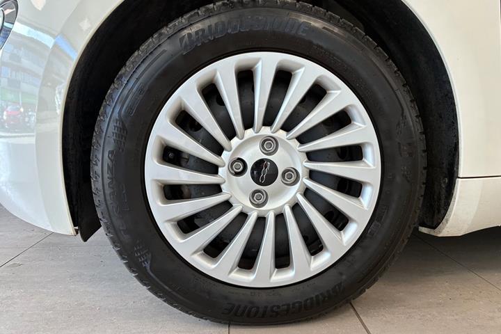 Hvid Fiat 500e fra 2023