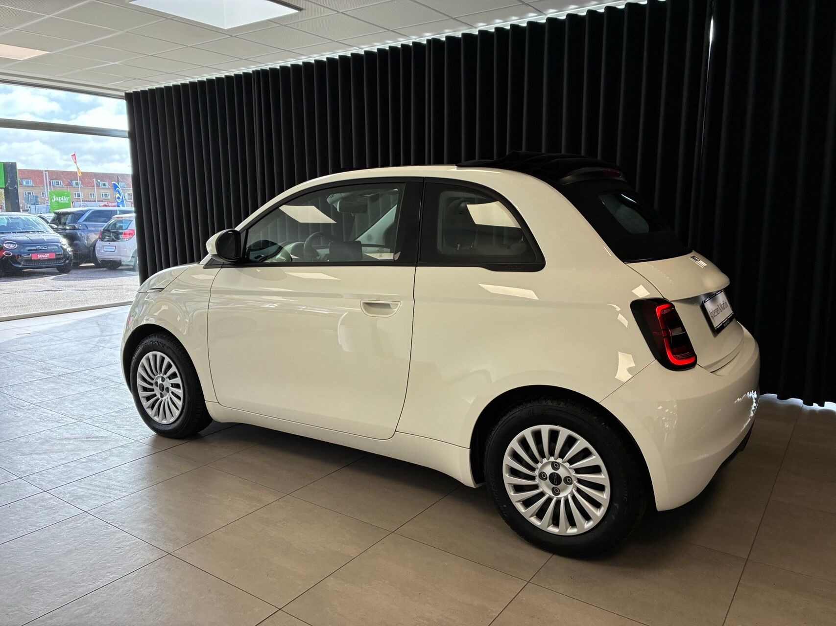 Hvid Fiat 500e fra 2023