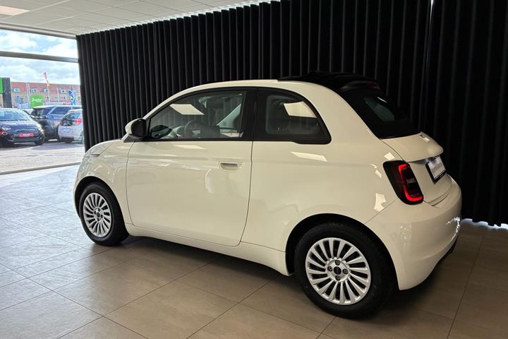 Hvid Fiat 500e fra 2023