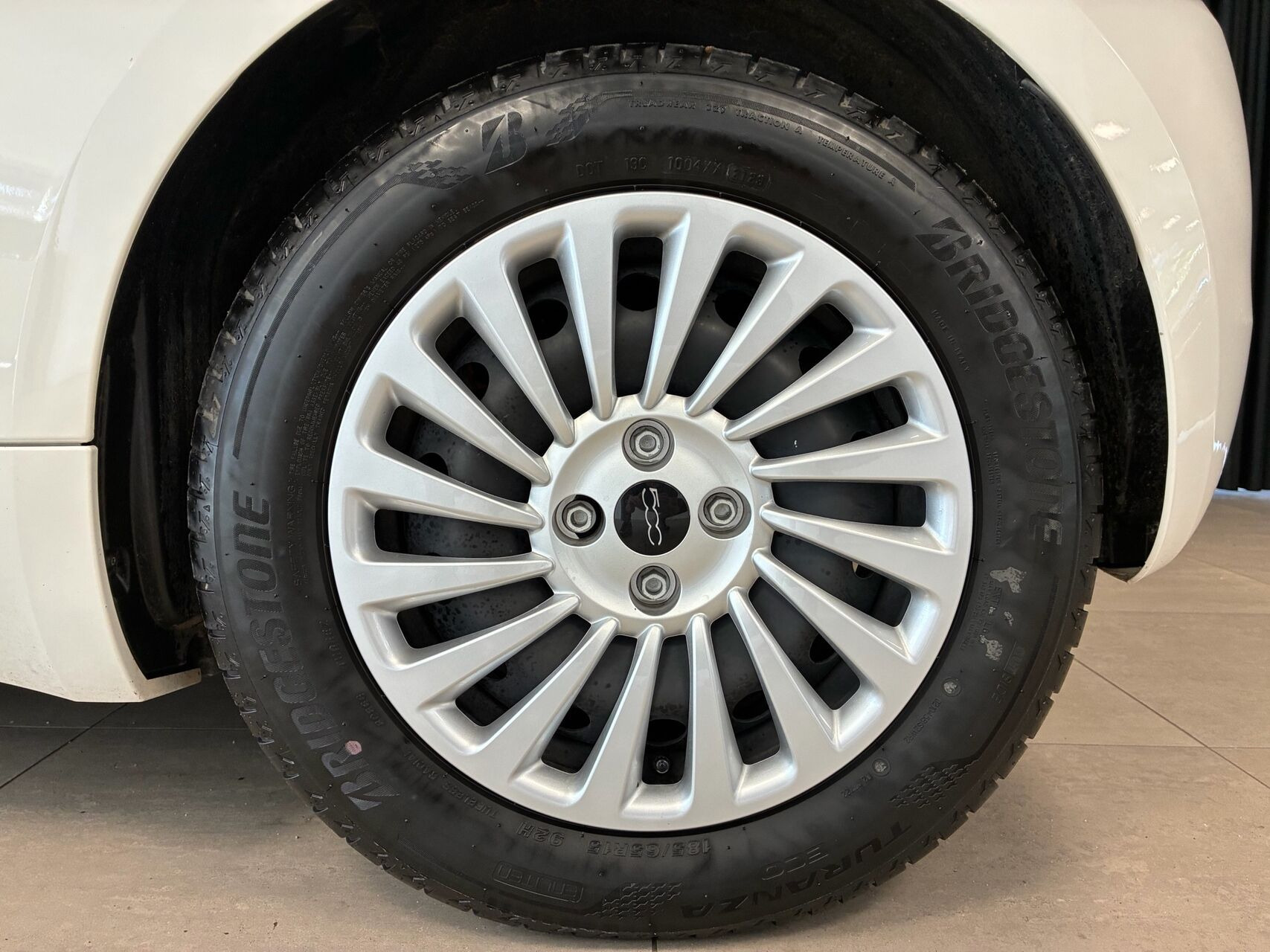 Hvid Fiat 500e fra 2023